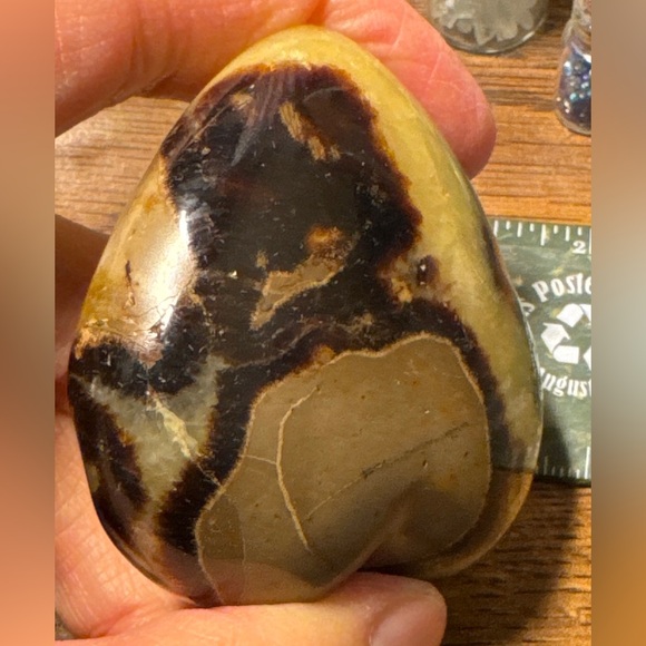 Beautiful Septarian heart shaped palm stone #1 - Picture 9 of 16